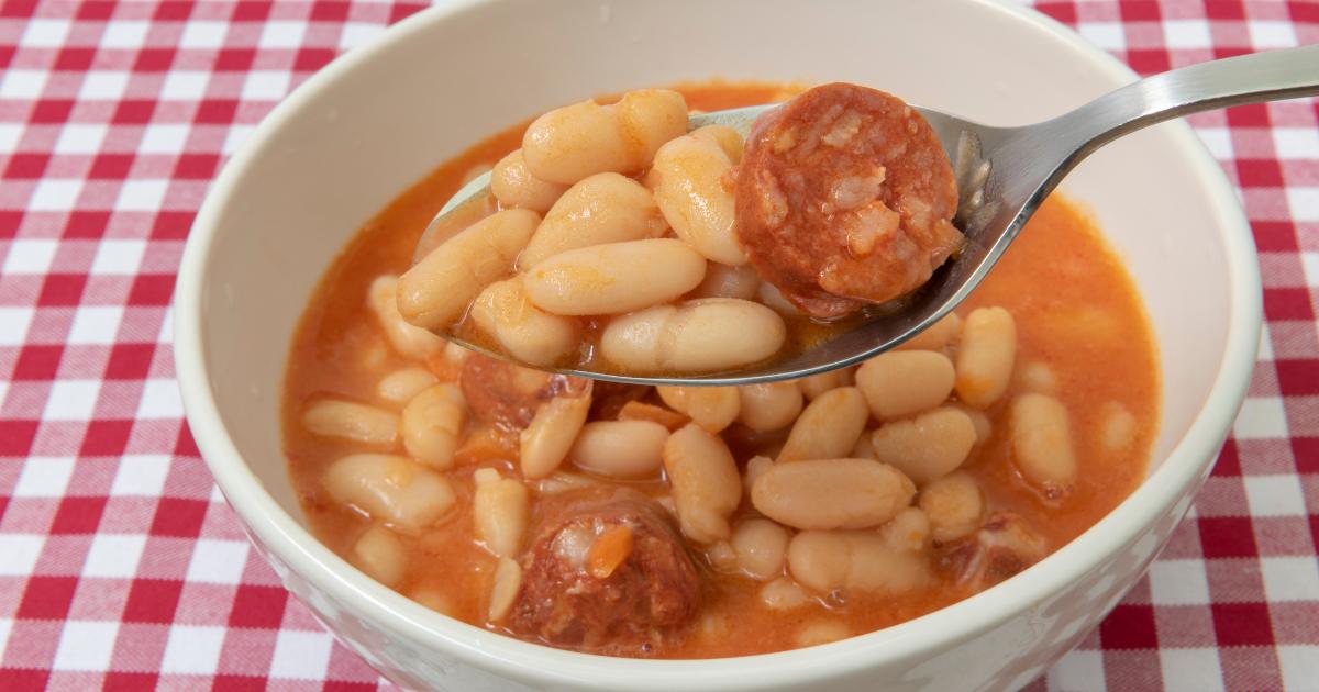 Receita de feijão branco com linguiça, fácil, cremosa e cheia de sabor. Perfeita para o...