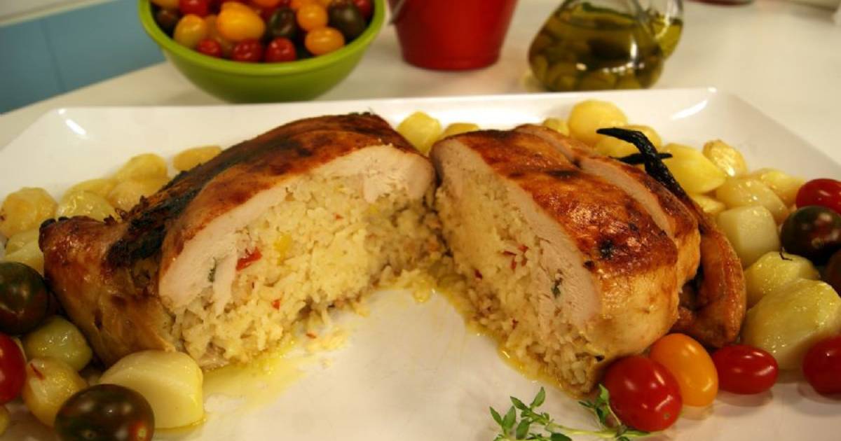 Prepare um delicioso frango desossado recheado com farofa, perfeito para Natal, festas ou almoços especiais....