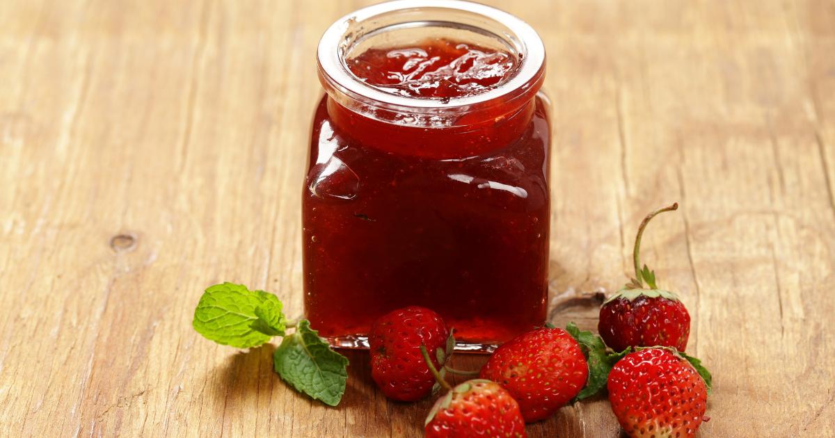 Receita fácil de geleia de morango sem açúcar, 100% feita com frutas naturais....