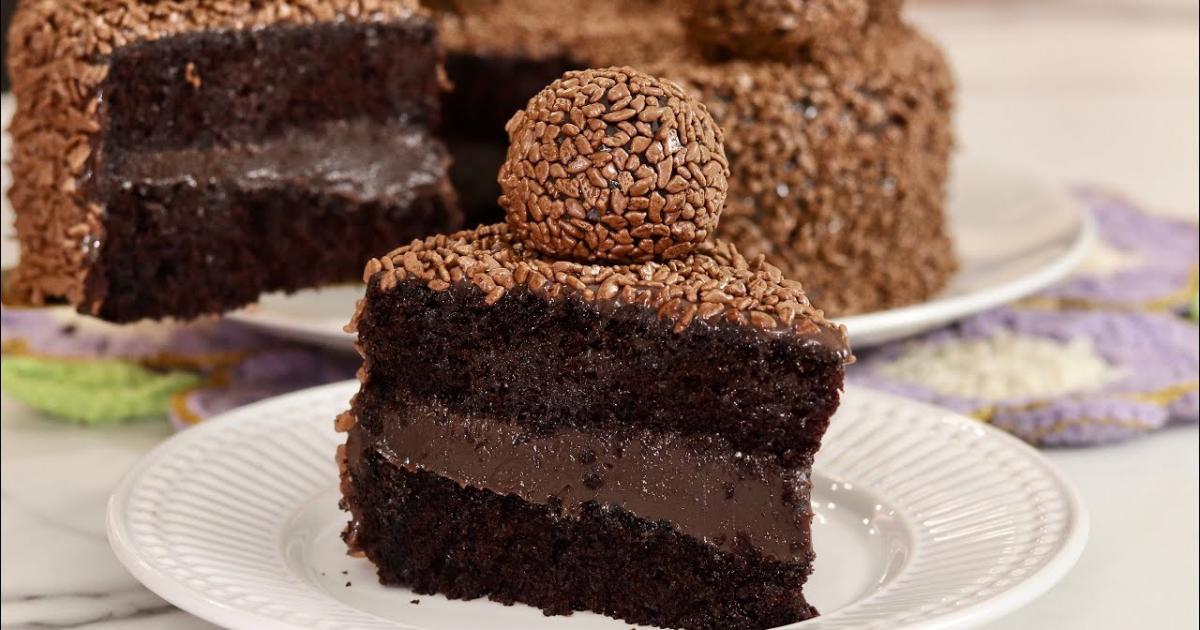 Aprenda a fazer o melhor bolo molhadinho de brigadeiro, recheado e cheio de sabor!...