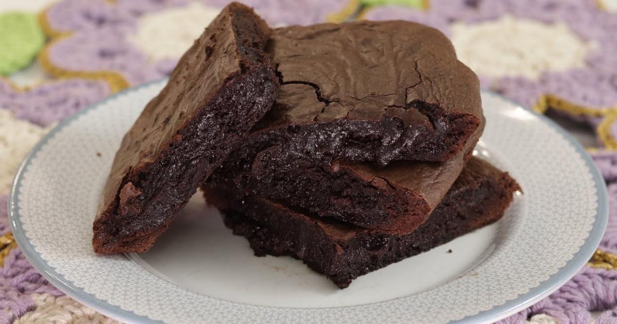 Brownie caseiro com casquinha crocante, interior molhadinho, sem manteiga, fácil e delicioso....