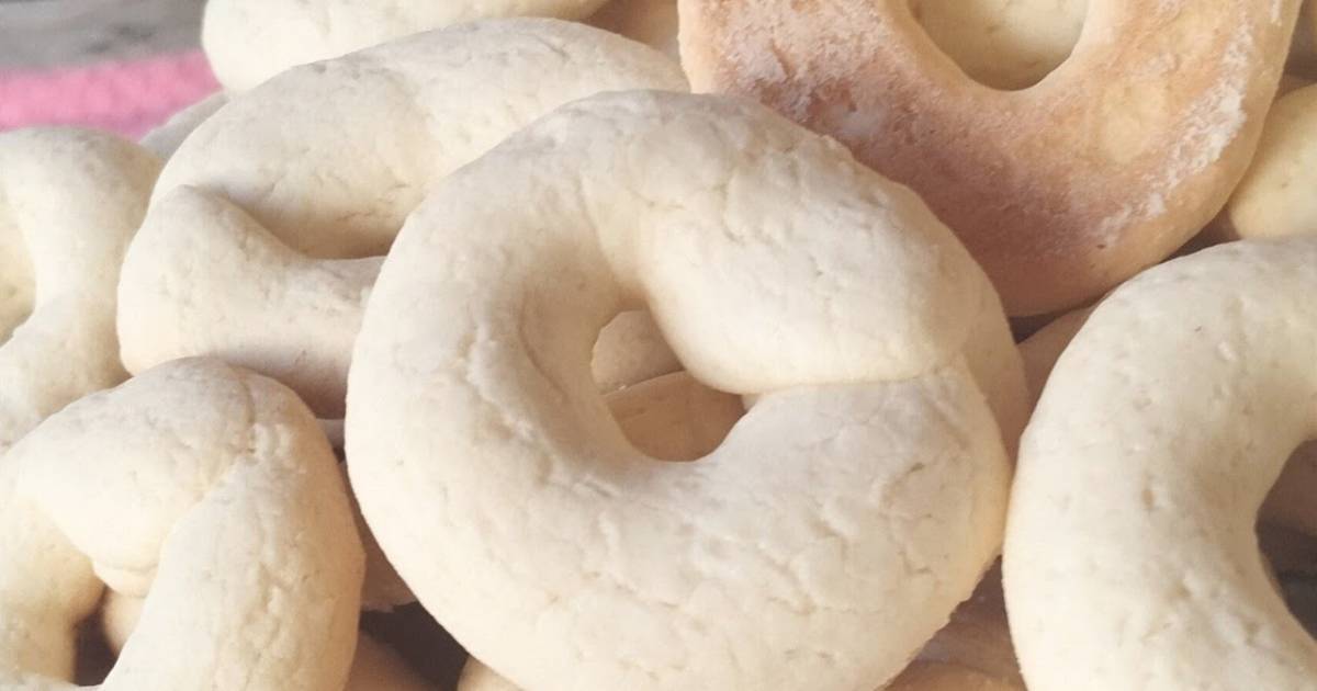 Aprenda a fazer rosquinhas de polvilho de araruta macias e deliciosas, perfeitas para acompanhar o...