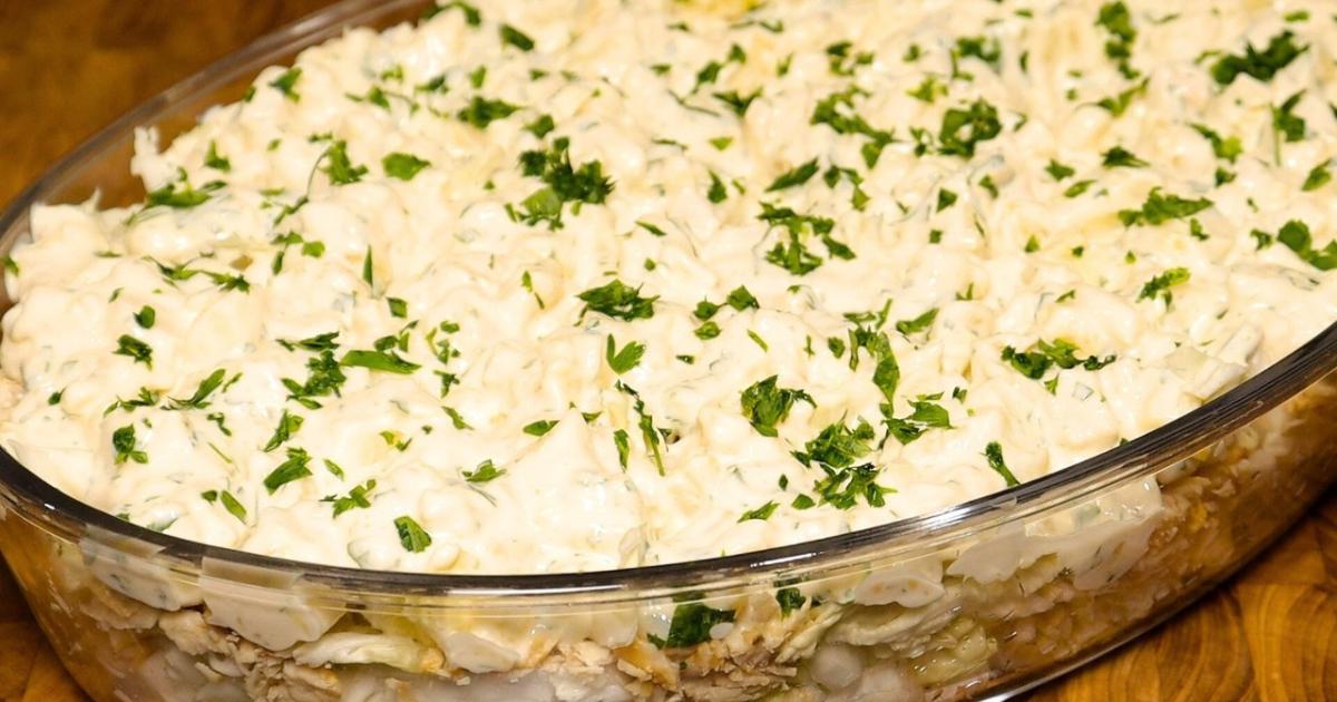 Salada refrescante de acelga com abacaxi e frango, perfeita para o verão e super deliciosa!...