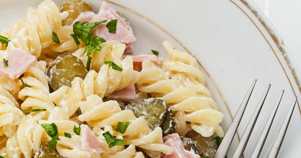 Salada de macarrão fácil e saborosa, perfeita para qualquer ocasião....