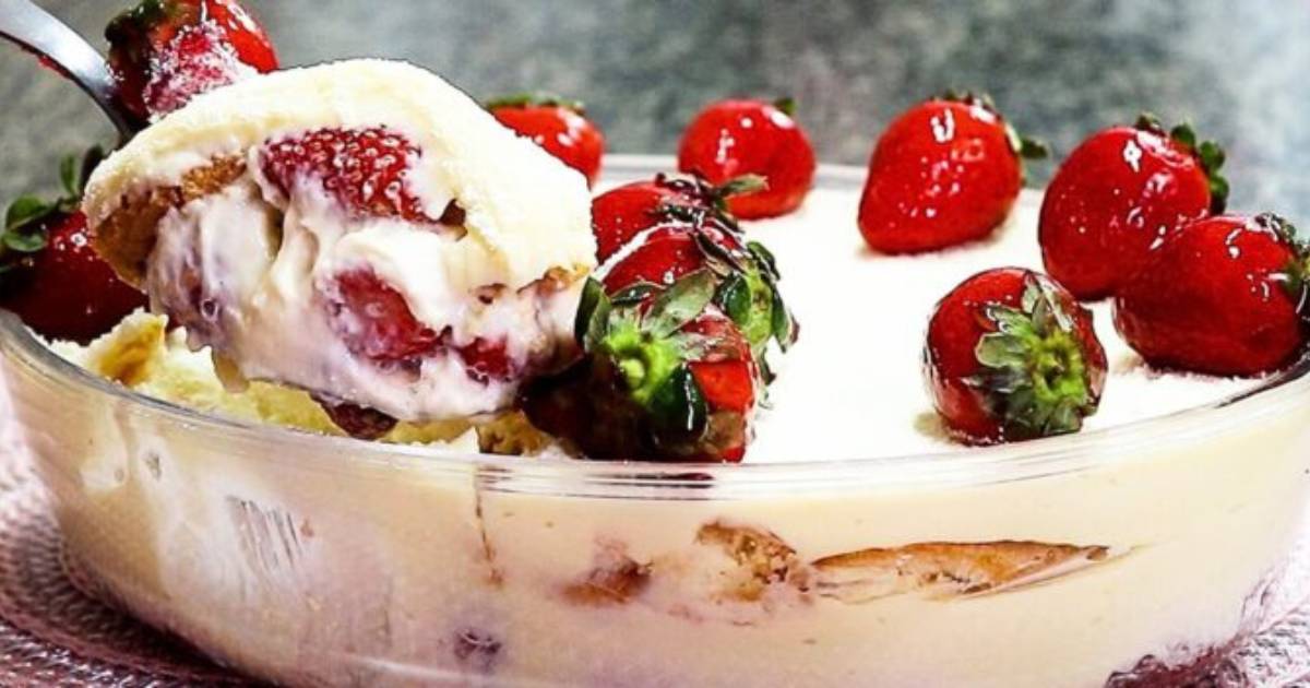 Aprenda a fazer uma deliciosa sobremesa gelada de morango com creme, biscoito e chantilly. Fácil,...