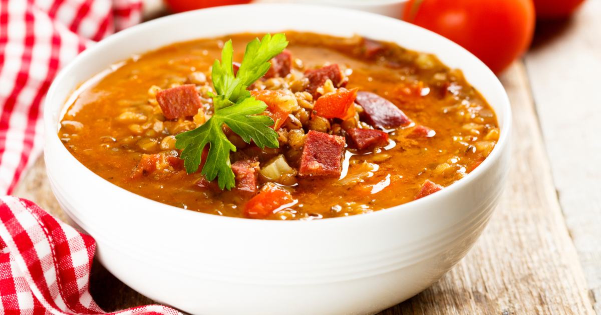 Sopa de Lentilha com Bacon e Calabresa, cremosa e defumada, ideal para dias frios!...