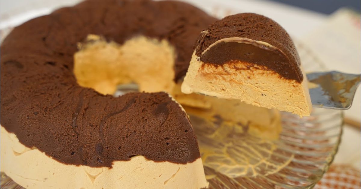 Sorvete cremoso de doce de leite com cobertura de chocolate, fácil, delicioso e perfeito para...
