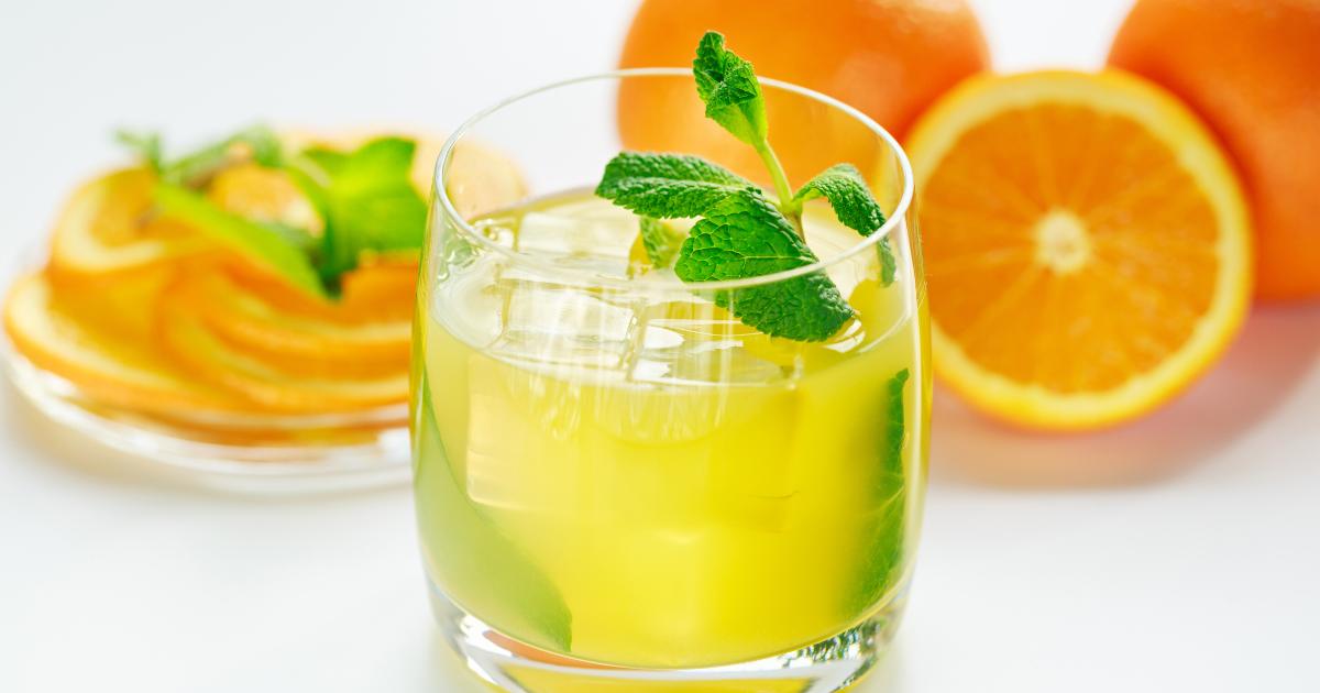 Aprenda a fazer um suco de laranja com hortelã cheio de vitaminas e benefícios....