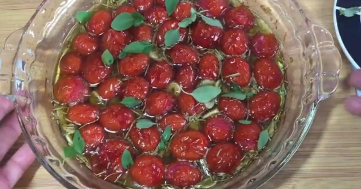 Receita prática de tomates assados com alho e alecrim. Ideal para massas e torradas....