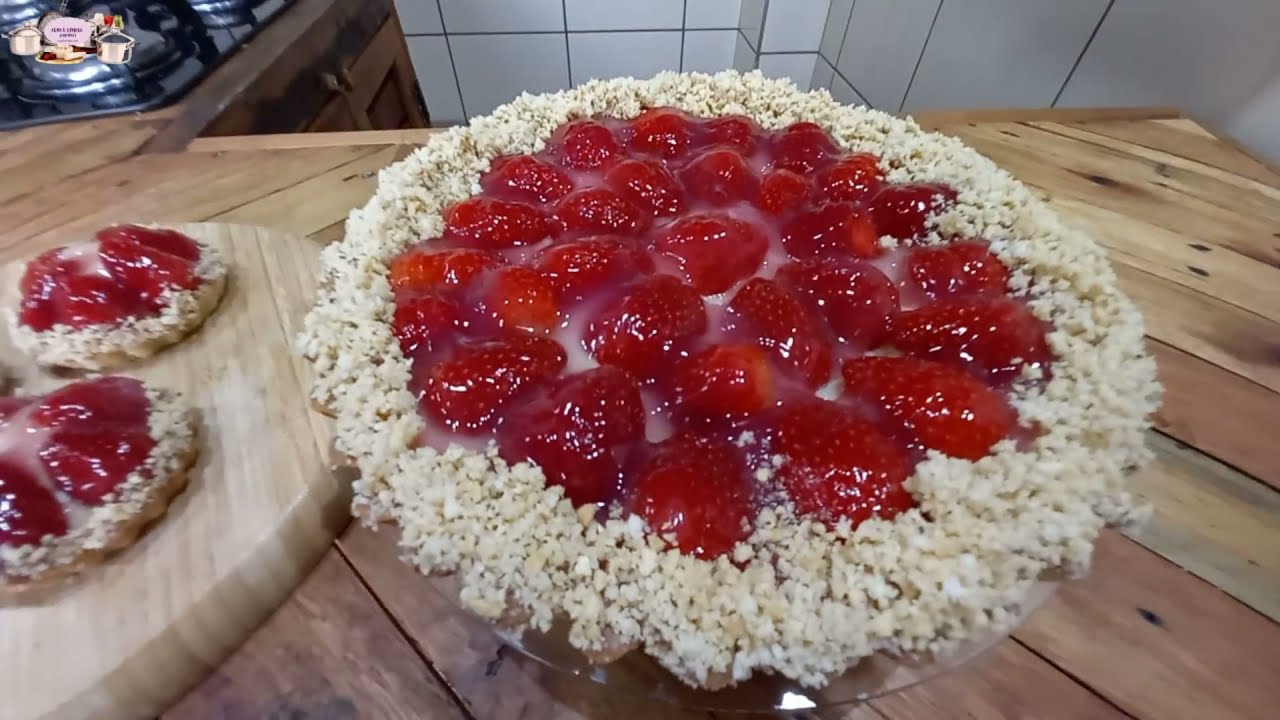 Aprenda a fazer Torta de Morango com Creme e Geleia Brilhante, uma sobremesa linda, deliciosa...