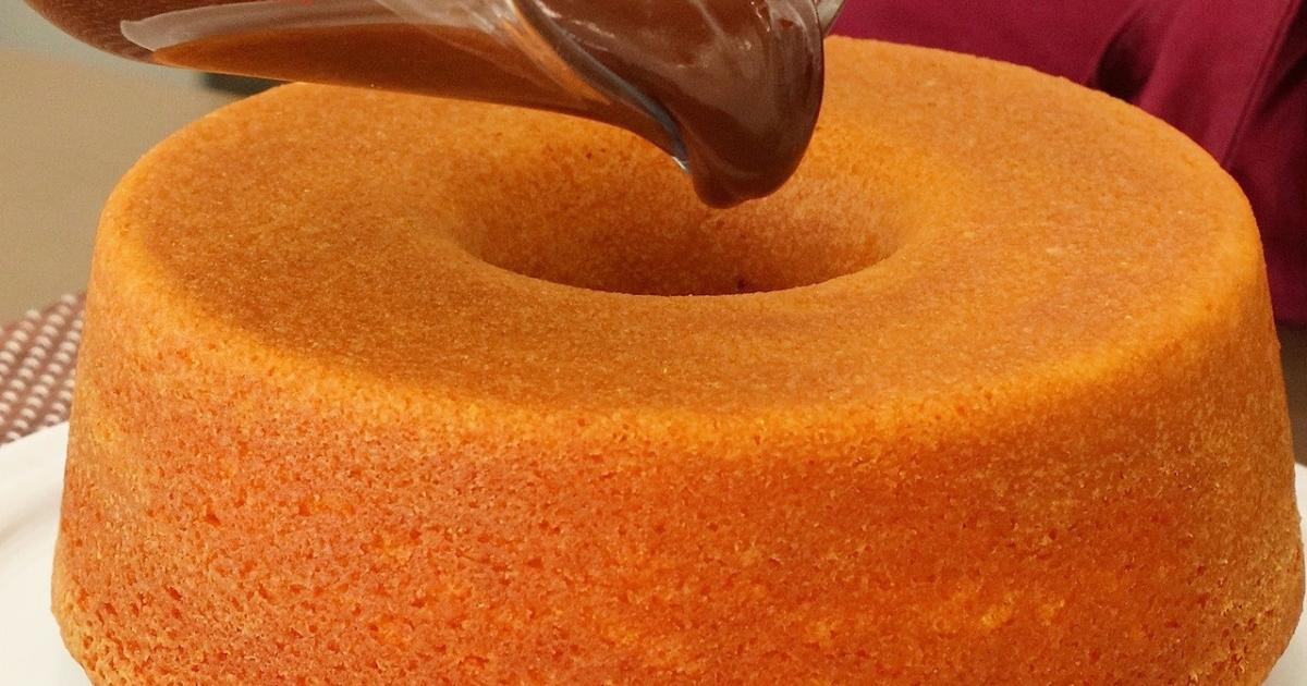 Aprenda a fazer um bolo de cenoura fofinho e úmido, com uma cobertura de chocolate...