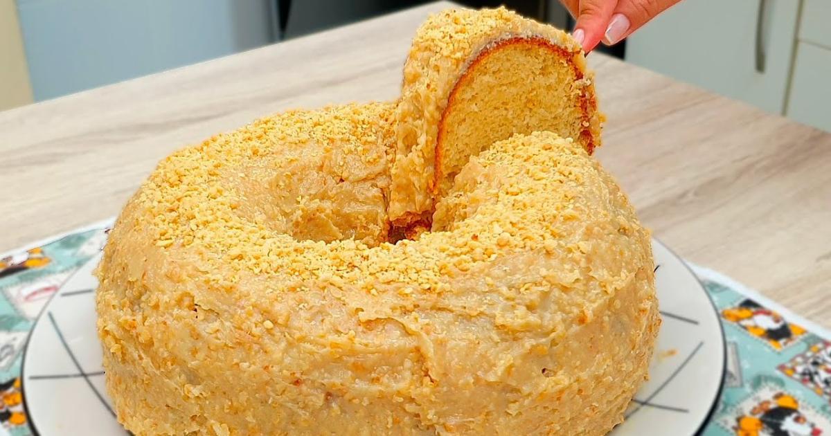 Bolo de amendoim fofinho com cobertura cremosa, fácil e perfeito para qualquer ocasião....