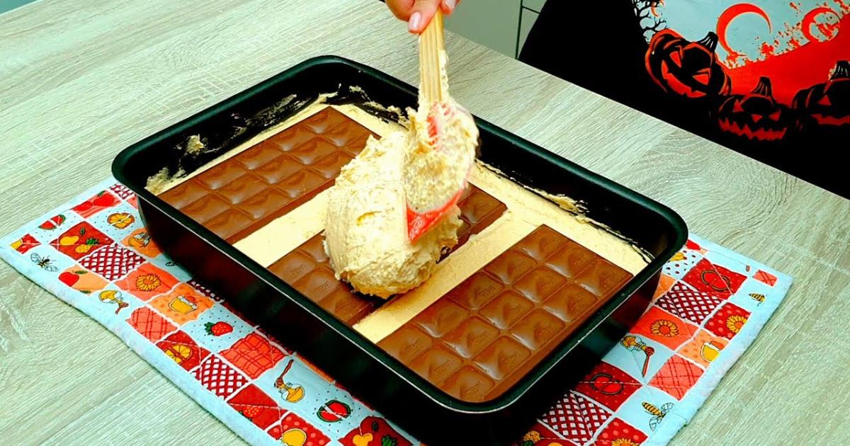 Bolo de cenoura fofinho recheado com chocolate, prático e delicioso, sai pronto do forno....
