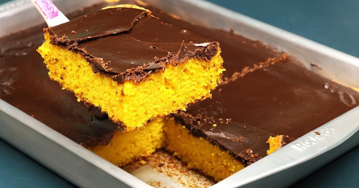 Bolo de cenoura fofinho com cobertura crocante de chocolate, perfeito para o café da tarde....