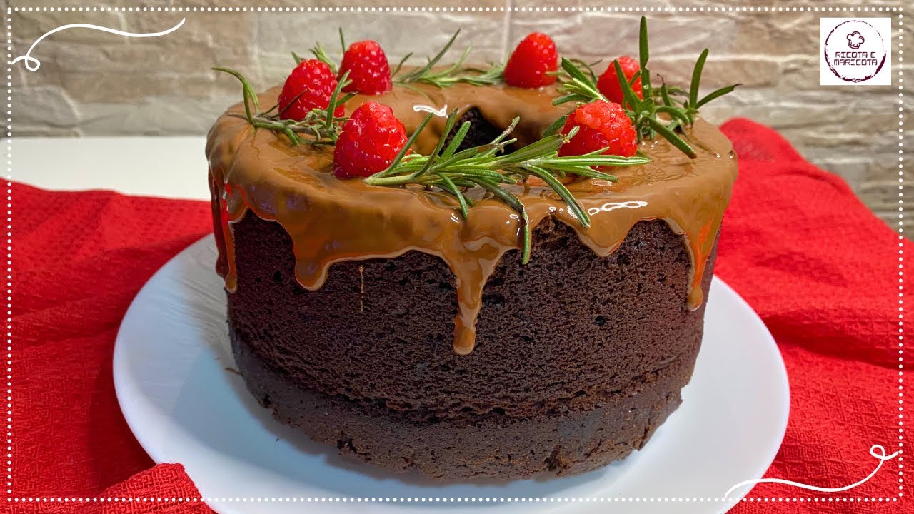 Prepare um bolo de chocolate simples e molhadinho para sua ceia. Fácil, econômico e perfeito...