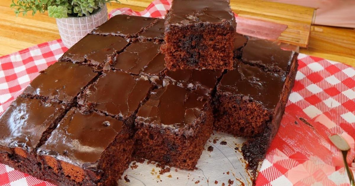 Receita simples de bolo de chocolate fofinho com casquinha crocante e cobertura deliciosa....