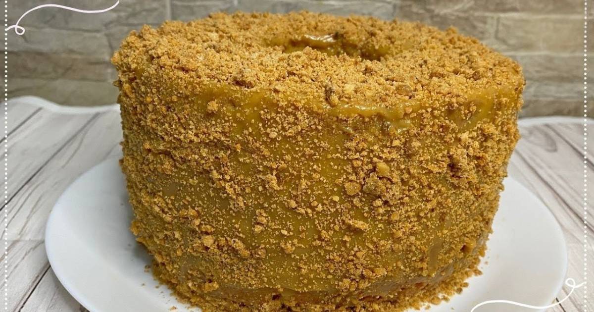 Aprenda a fazer bolo de paçoquinha fofinho com cobertura de doce de leite, uma receita...