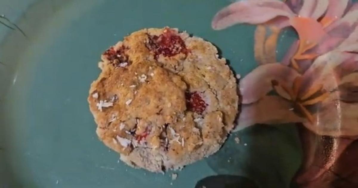 Bolo de Caneca de Baunilha com Morango Sem Lactose e Sem Glúten – Fácil e Saudável!
