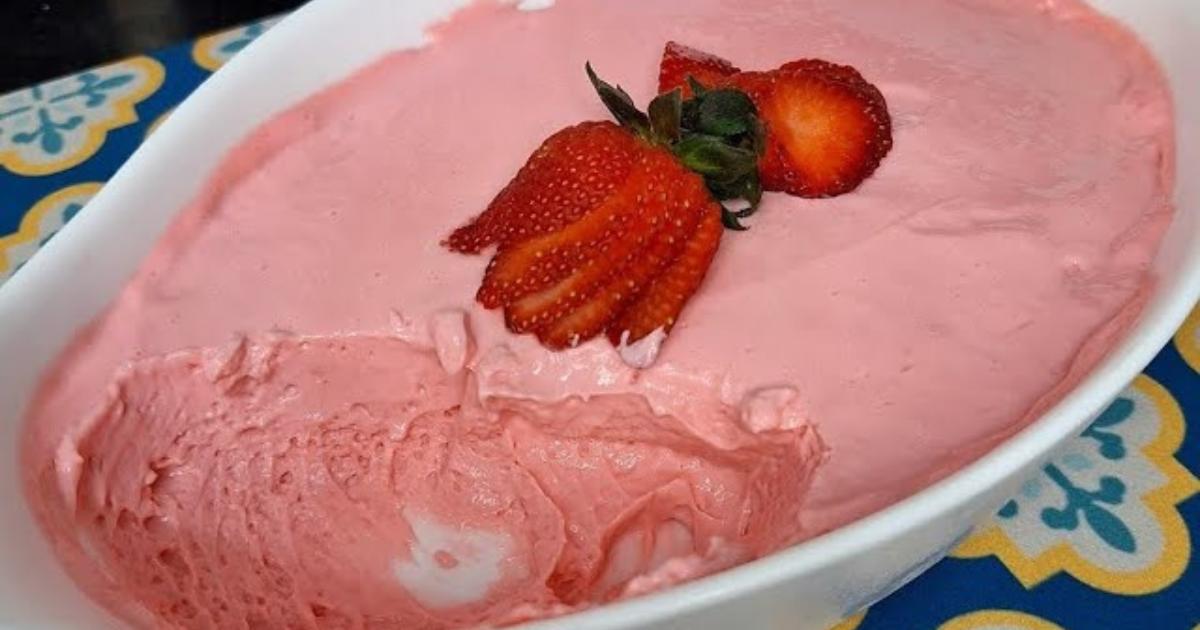 Sobremesa fácil e cremosa com mousse de morango usando suco Tang, pronta em minutos....