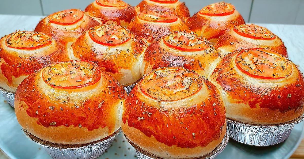 Pãozinho recheado fácil e rápido, com massa macia e recheio cremoso de presunto e queijo....