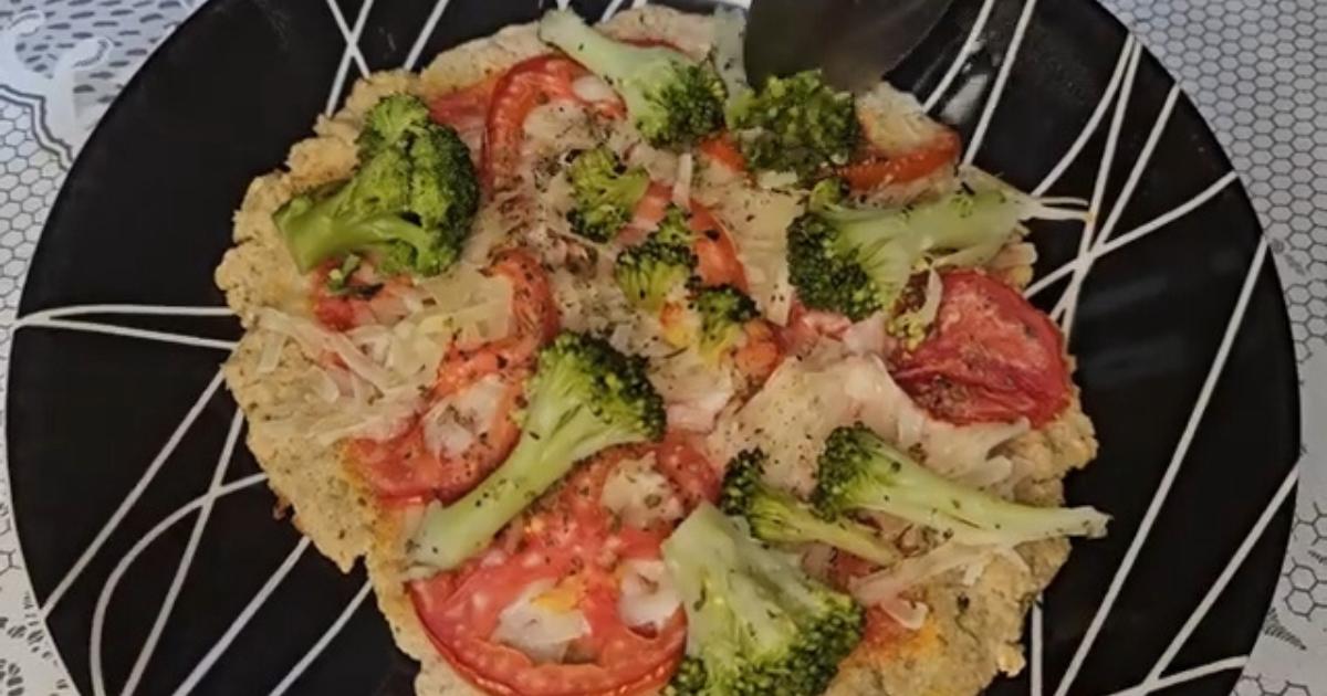 Receita fácil e nutritiva de pizza sem glúten e lactose, feita com aveia e batata-doce....