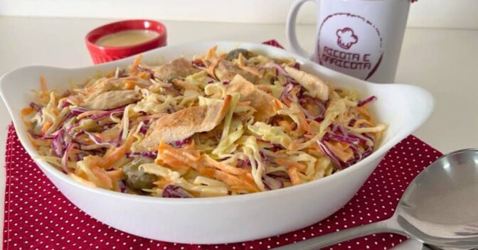 Saladas: Salada Cremosa de Repolho com Frango