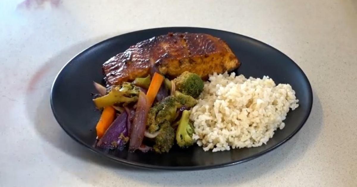 Jantar com salmão e mousse de chocolate saudável que encanta pelo sabor e simplicidade....