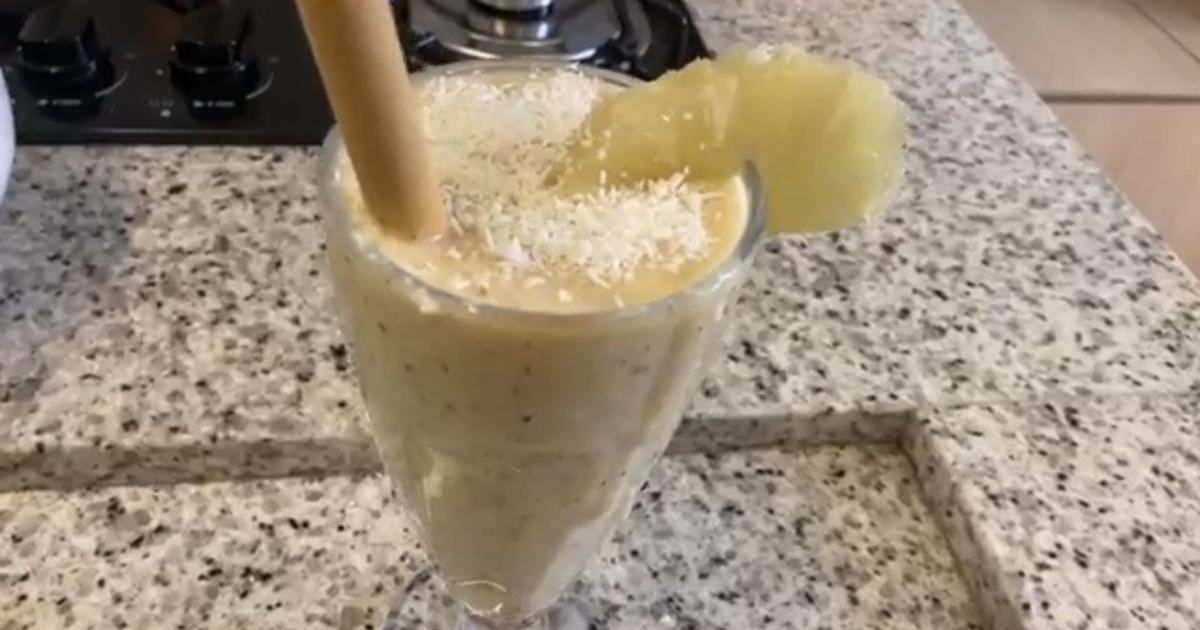 Smoothie de abacaxi com coco cremoso e refrescante, perfeito para o café da manhã ou...