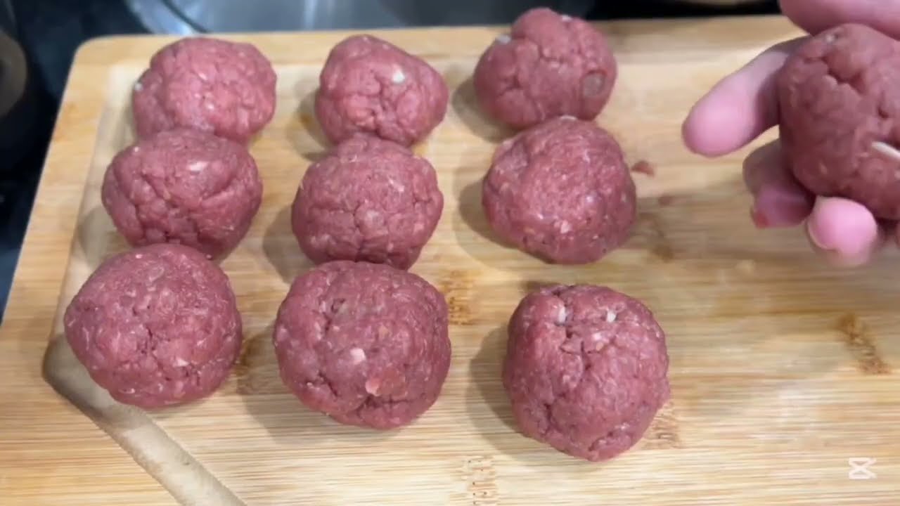 As Almôndegas Carne Moída Receita Vó Tradicional Delícia são práticas, suculentas e feitas no molho....