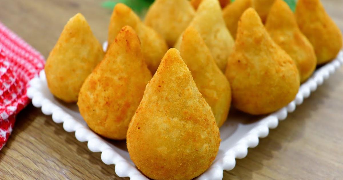 Coxinha crocante por fora e macia por dentro, ideal para vender ou saborear....