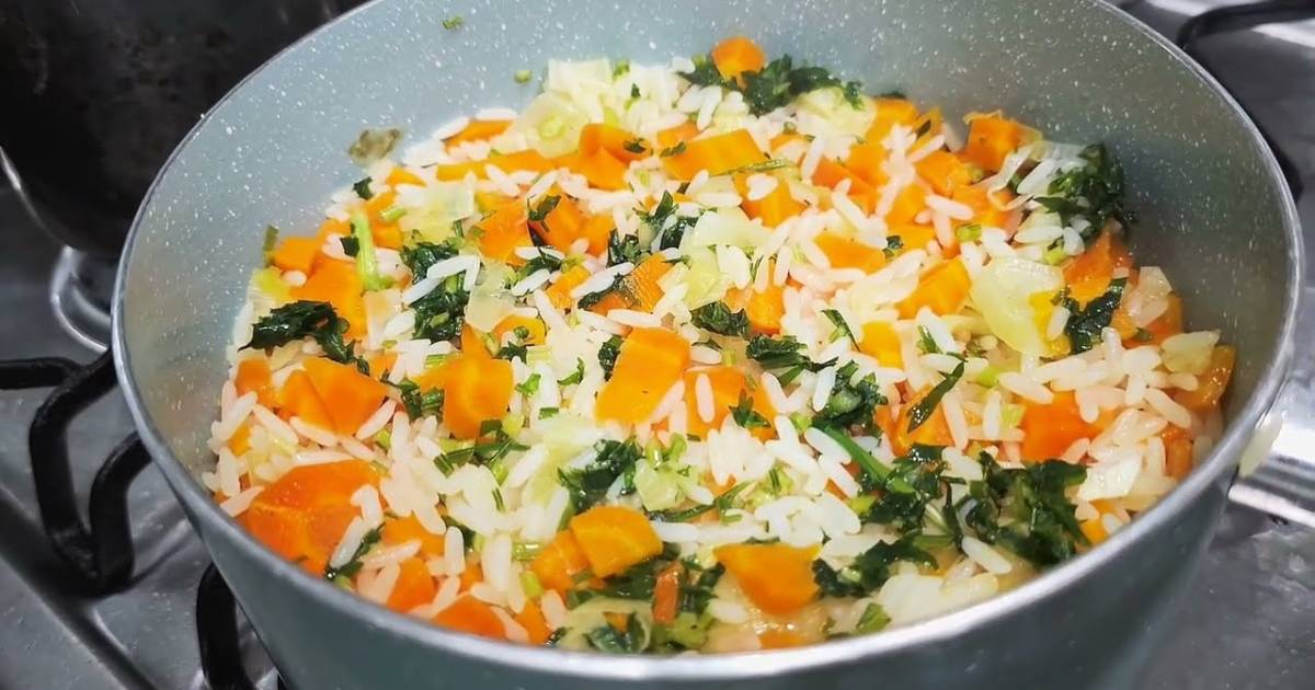 Arroz com Alho Poró e Cenoura! Receita fácil, nutritiva e saborosa para deixar suas refeições...