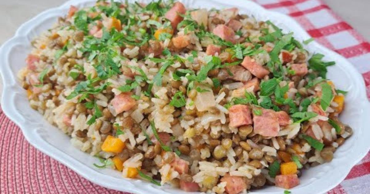 Receita fácil de arroz com lentilha, bacon e calabresa, perfeita para o ano novo....