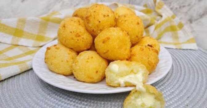 Lanche: Bolinhas de Tapioca Frita com Queijo: Crocantes por Fora e Cremosas por Dentro