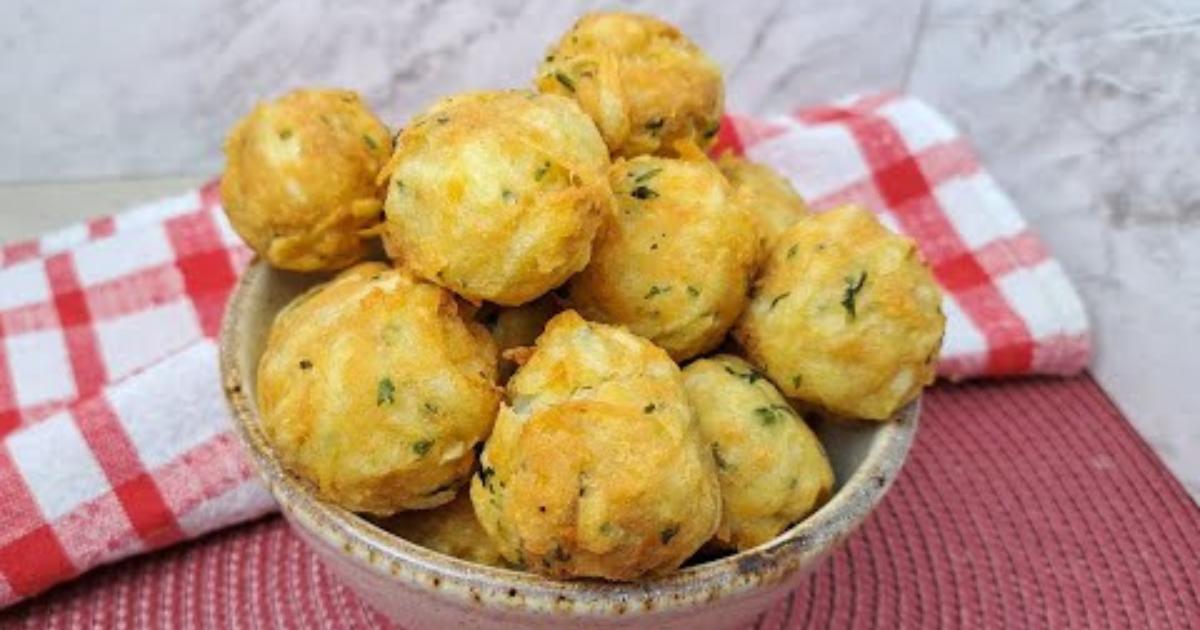 Aprenda a fazer bolinho de batata com frango crocante e macio, fácil e delicioso!...