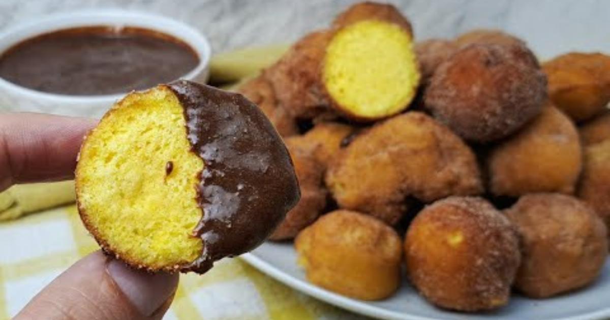 Bolinho de cenoura frito com calda de chocolate, perfeito para seu café da tarde....