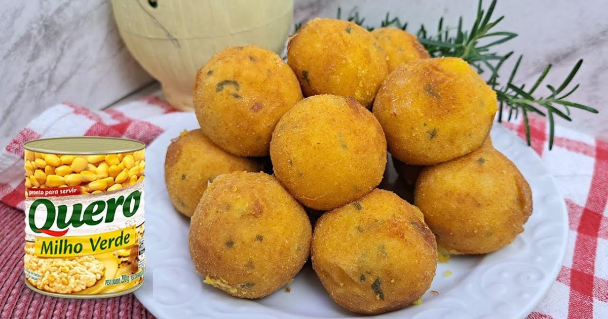 Delicioso bolinho de milho recheado com queijo derretido, crocante por fora e macio por dentro!...
