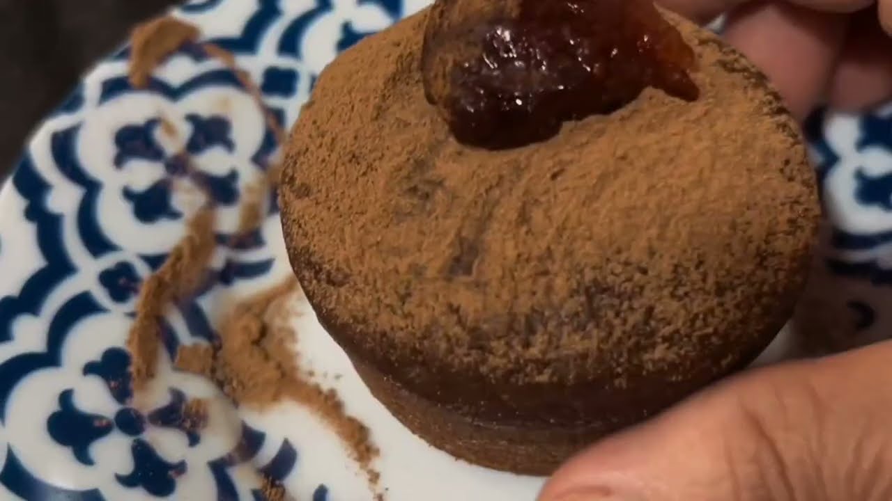 Os Bolinhos Chocolate Fofinhos Para Lanche ou Café Delícia são ideais para o dia a...