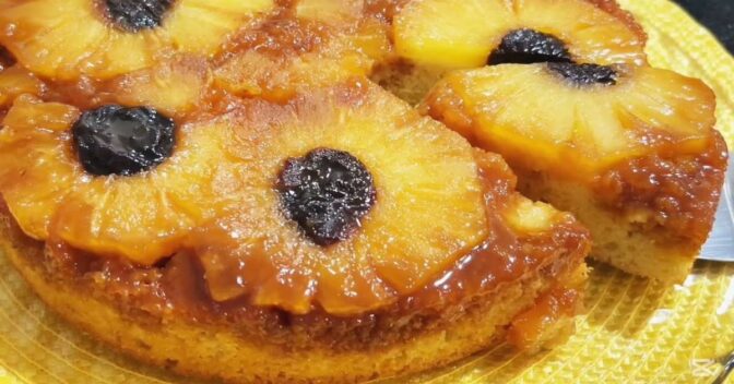 Especiais: Bolo Abacaxi Caramelizado com Ameixa