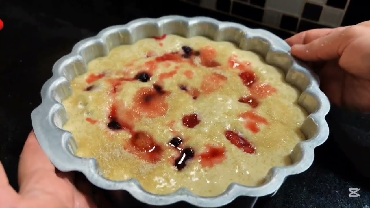O Bolo Baunilha Fofinho com Frutas Vermelhas Irresistível é a receita perfeita para quem ama...