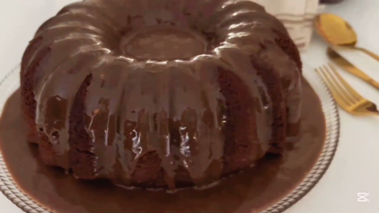 O Bolo Chocolate Cremoso com Calda Irresistível Fácil é uma sobremesa perfeita, com massa fofinha...