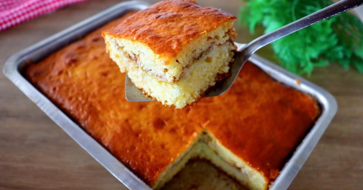 Aprenda a fazer um bolo de banana fofinho que já sai recheado do forno, perfeito...
