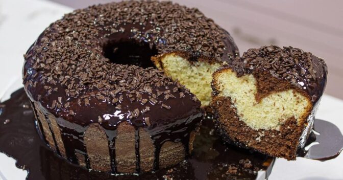 Bolos: Bolo Mesclado com Calda de Chocolate