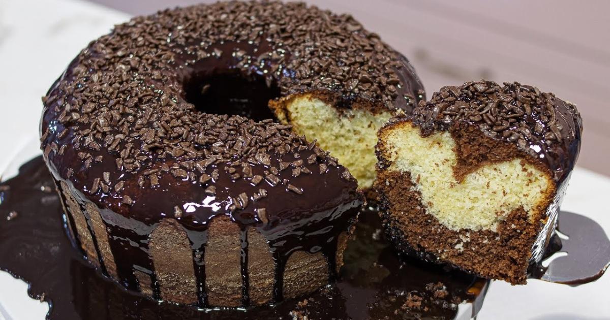 Aprenda a fazer um bolo mesclado fofinho, econômico e irresistível, com uma calda de chocolate...