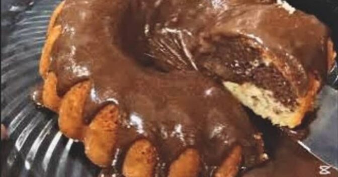 Bolos: Bolo Mesclado de Liquidificador com Cobertura de Chocolate