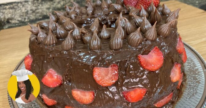 Bolos: Bolo de Brigadeiro com Morangos