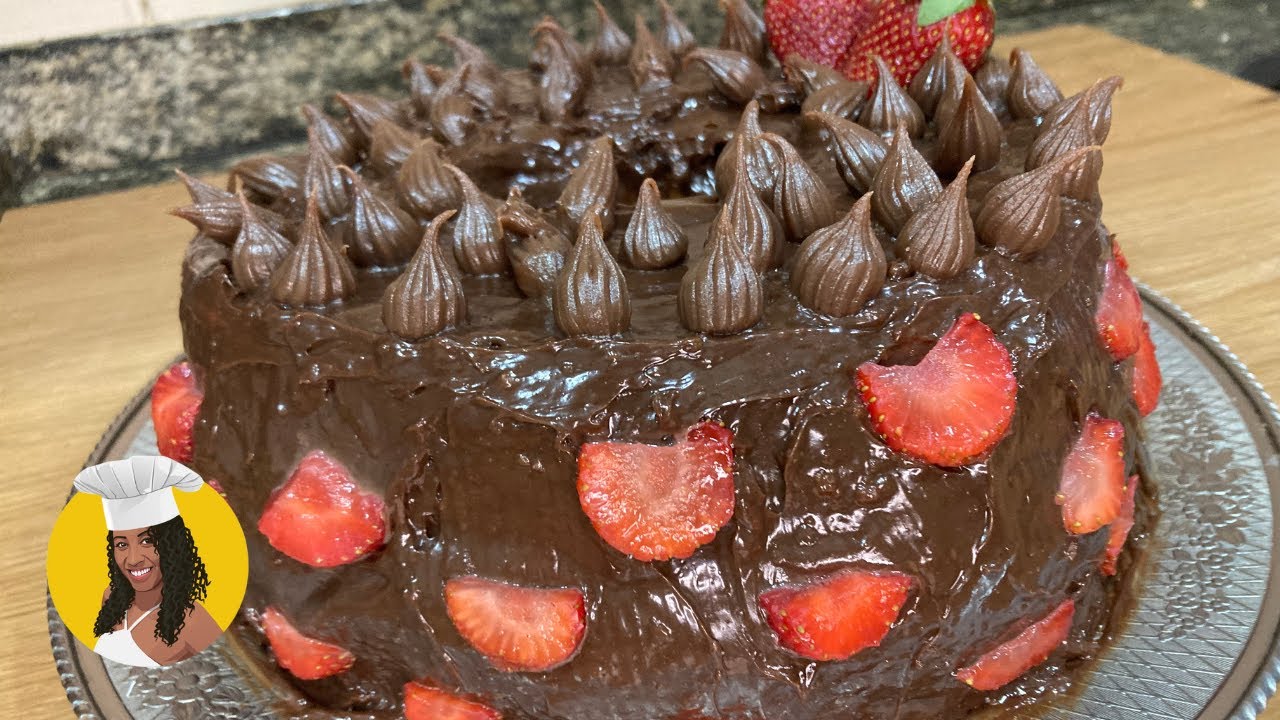 Bolo de Brigadeiro com Morangos cremoso e irresistível! Aprenda essa receita fácil para qualquer ocasião....