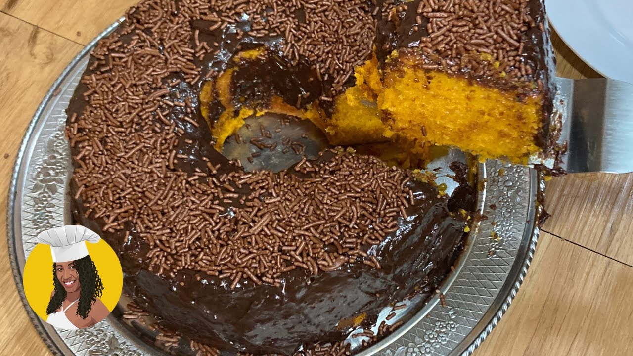 Bolo de Cenoura fofinho com cobertura de brigadeiro! Aprenda essa receita fácil e deliciosa para...