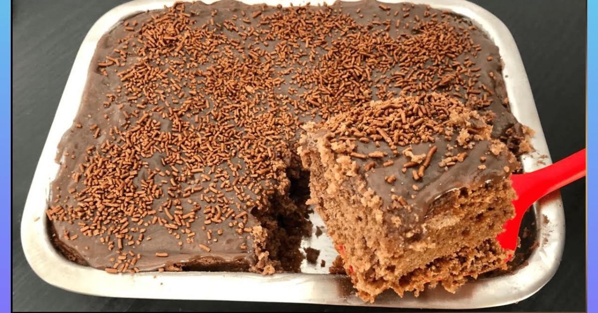 Aprenda a fazer o bolo de chocolate mais fácil e gostoso, com uma cobertura cremosa...