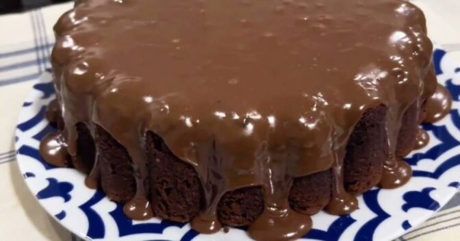 Bolos: Bolo de Chocolate com Morango Fofinho e Cremoso