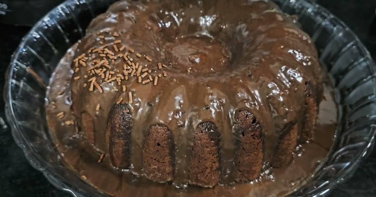 Bolo de Chocolate de Liquidificador Fofinho com Cobertura! Receita fácil, fofinha e deliciosa, perfeita para...